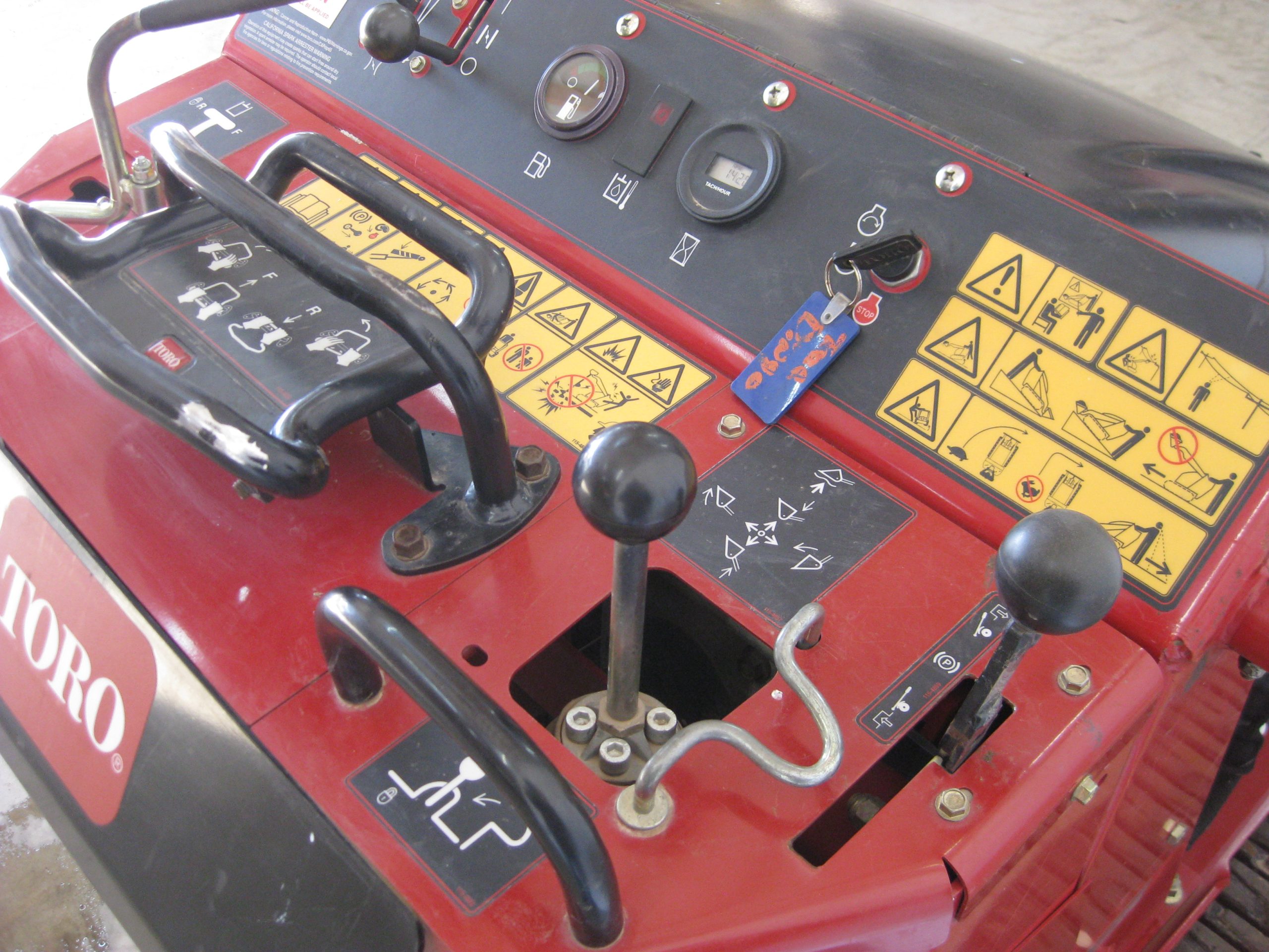 Loader / Tractor - Tracked Dingo TX427 with 36" - 42" Bucket - Image 4